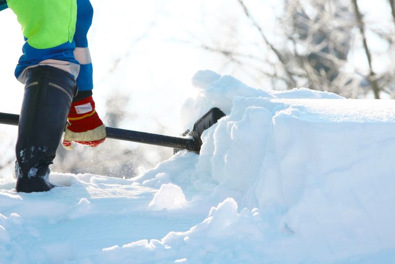 Snoskottning av Tak pa Ostermalm Stockholm