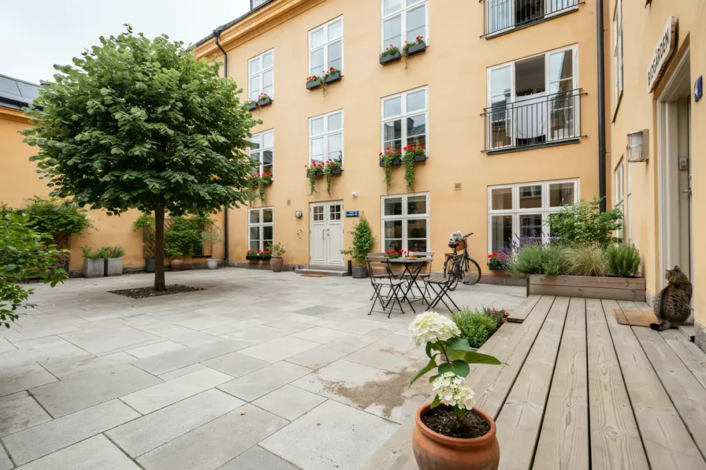 ombyggnad av innerg rd med stenl ggning och ny tr terrass i s dermalm stockholm